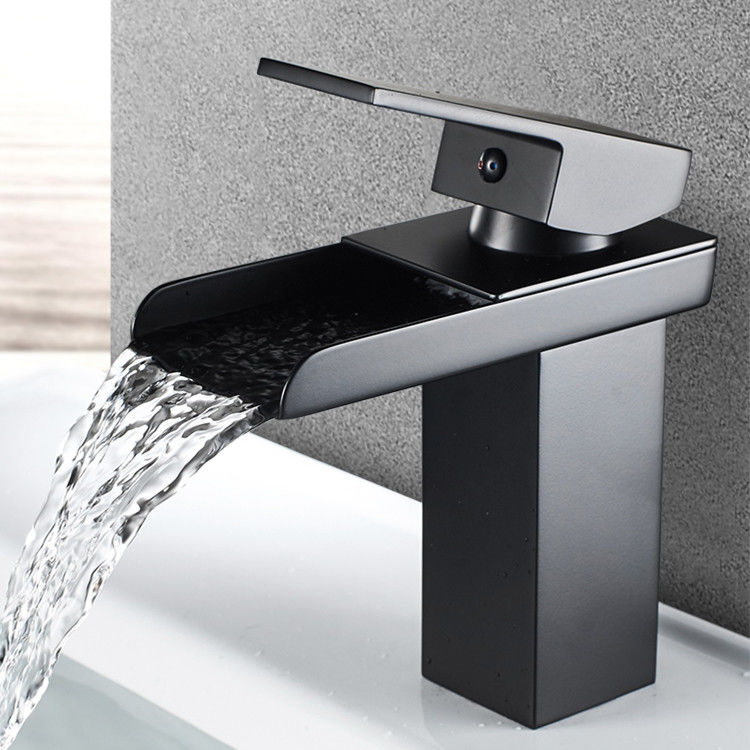 SUS304 van het het Gaten Enige Handvat van de roestvrij staalwaterval Enige het Bassinmixer in Chrome Matte Black