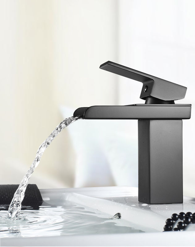SUS304 van het het Gaten Enige Handvat van de roestvrij staalwaterval Enige het Bassinmixer in Chrome Matte Black