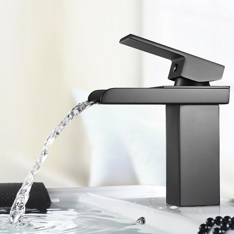 SUS304 van het het Gaten Enige Handvat van de roestvrij staalwaterval Enige het Bassinmixer in Chrome Matte Black